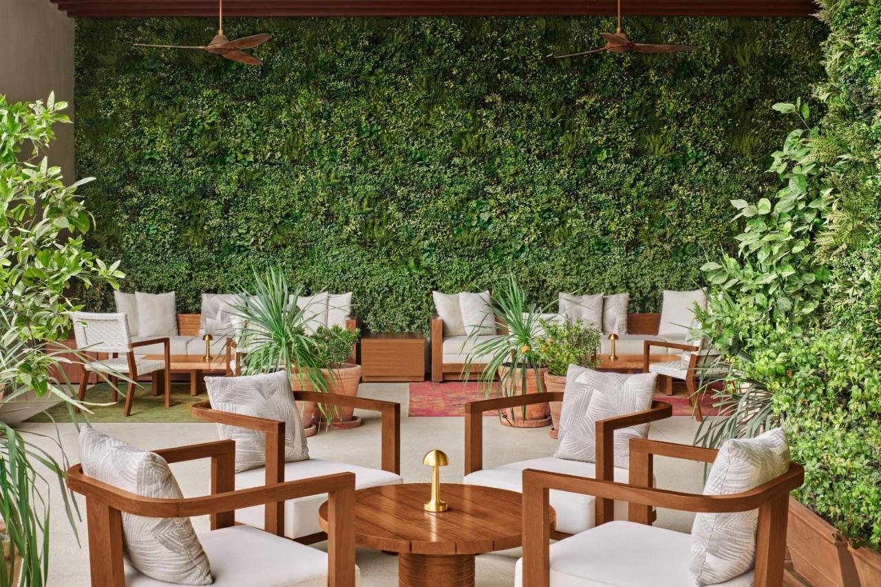 The Dubai Edition Dış mekan fotoğraf A green wall in a restaurant