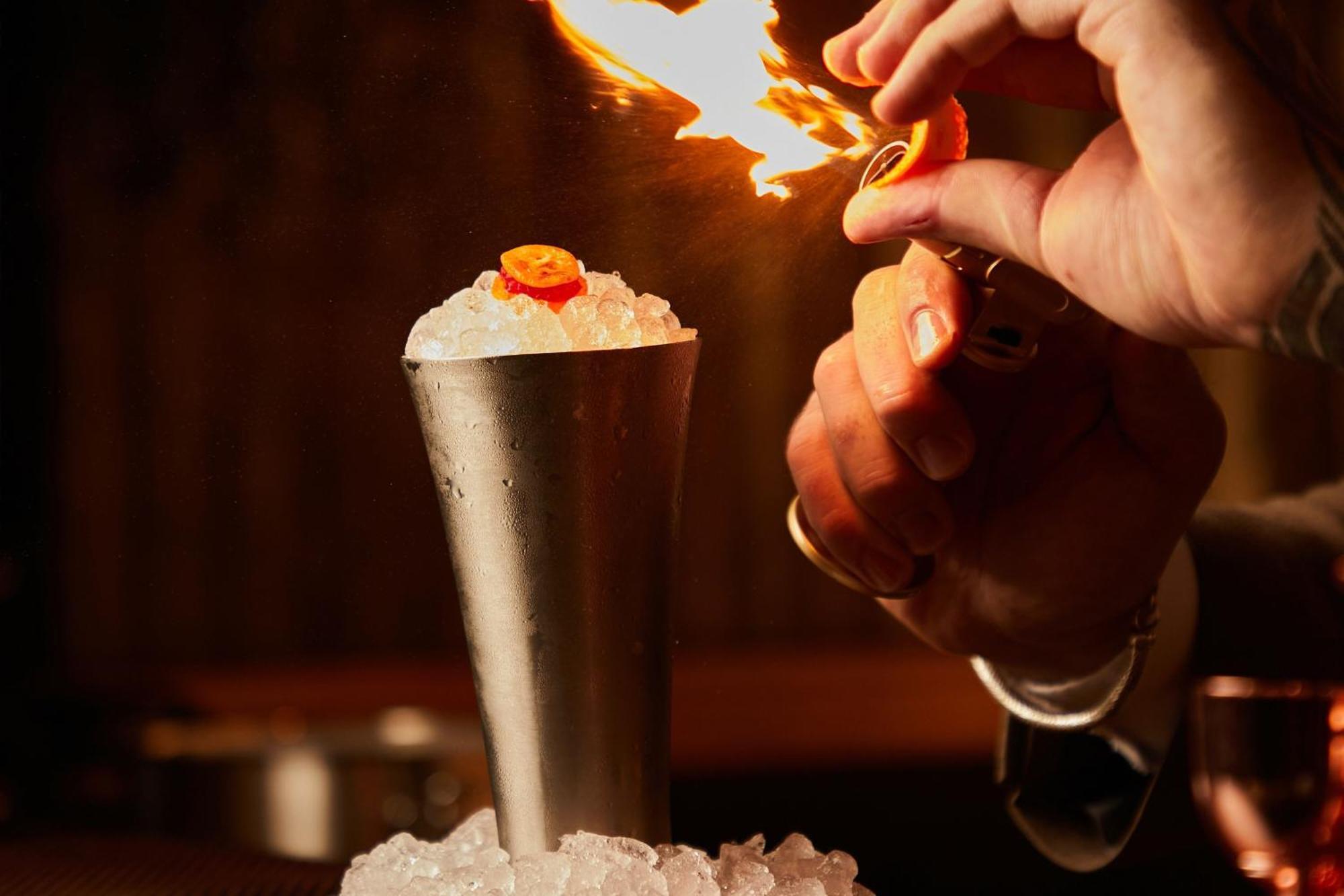 The Dubai Edition Dış mekan fotoğraf Flaming the cocktail