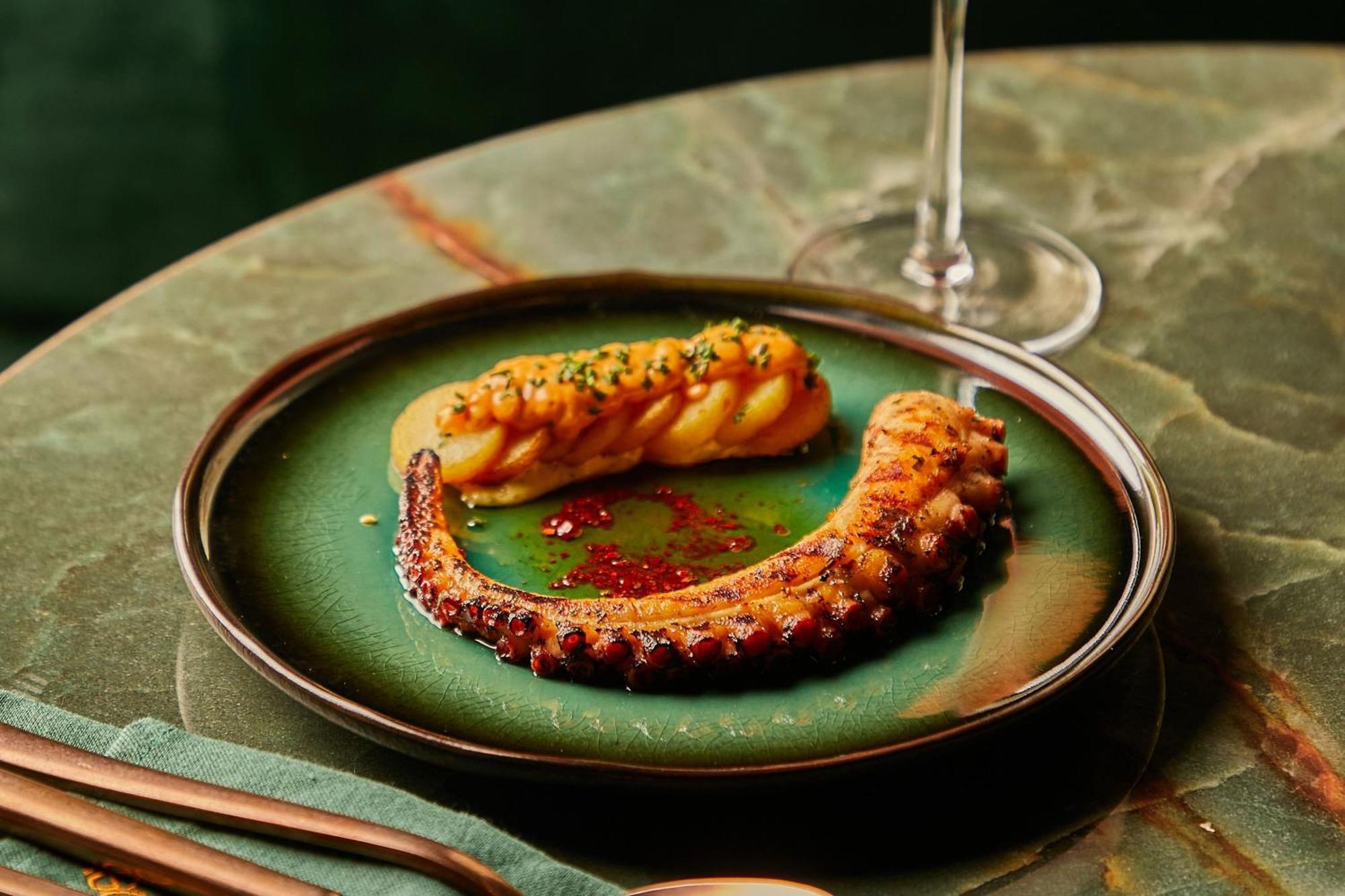 The Dubai Edition Dış mekan fotoğraf Octopus prepared in the Portuguese style