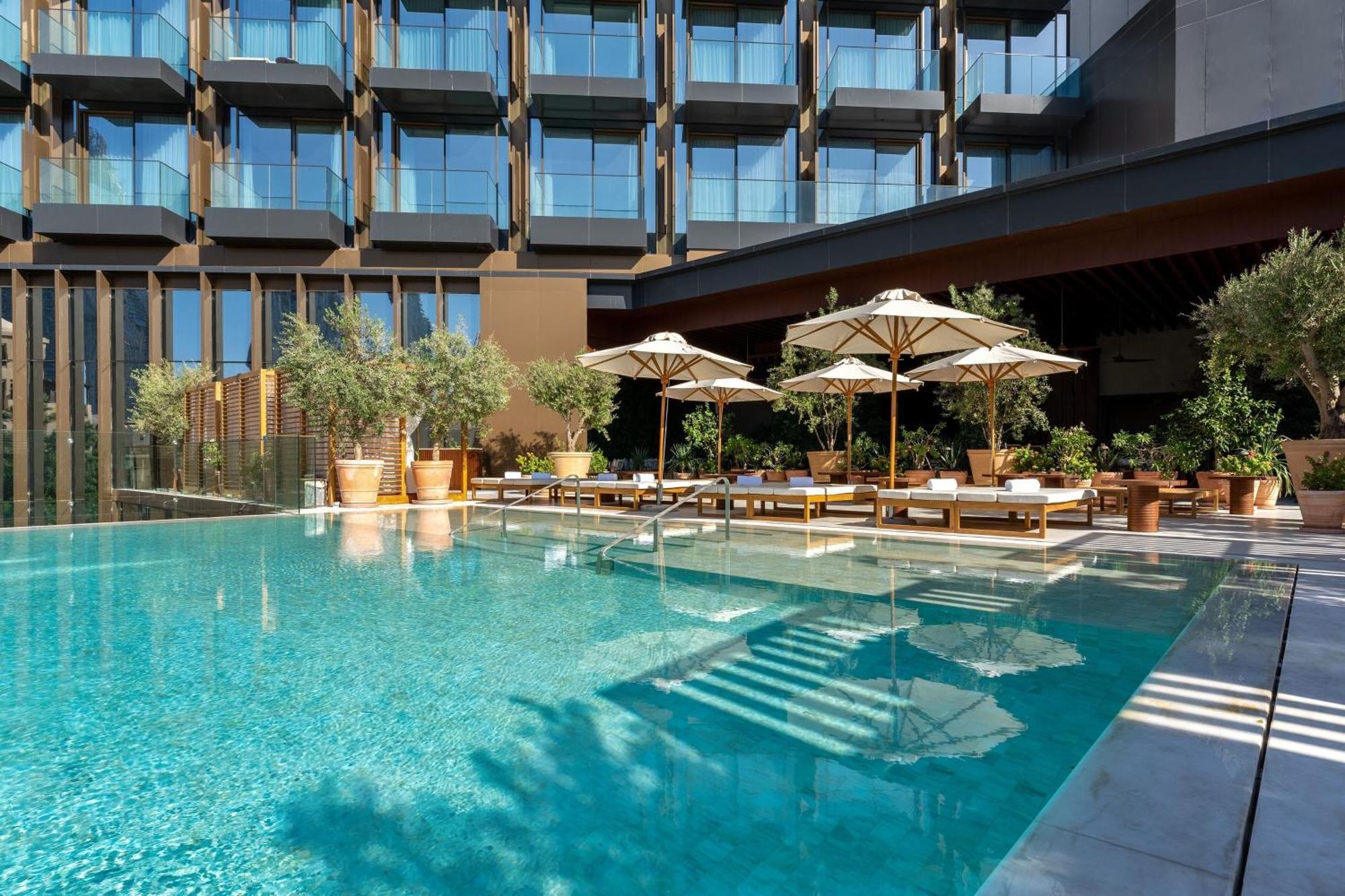 The Dubai Edition Dış mekan fotoğraf The hotel's pool